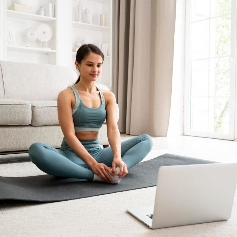 mujer-haciendo-su-entrenamiento-en-casa