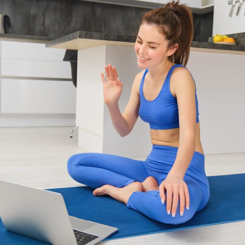 retrato-de-una-instructora-de-fitness-que-se-conecta-una-sesion